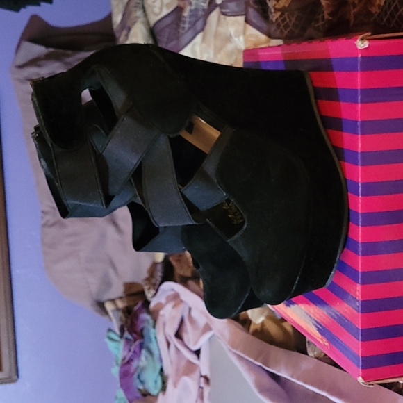 Yoki black criss cross wedge shoes size 7 - Picture 4 of 9